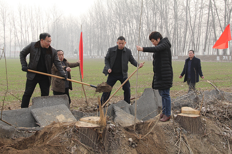 博農(nóng)集團(tuán)領(lǐng)導(dǎo)、基層黨政負(fù)責(zé)人等同志積極參加植樹活動
